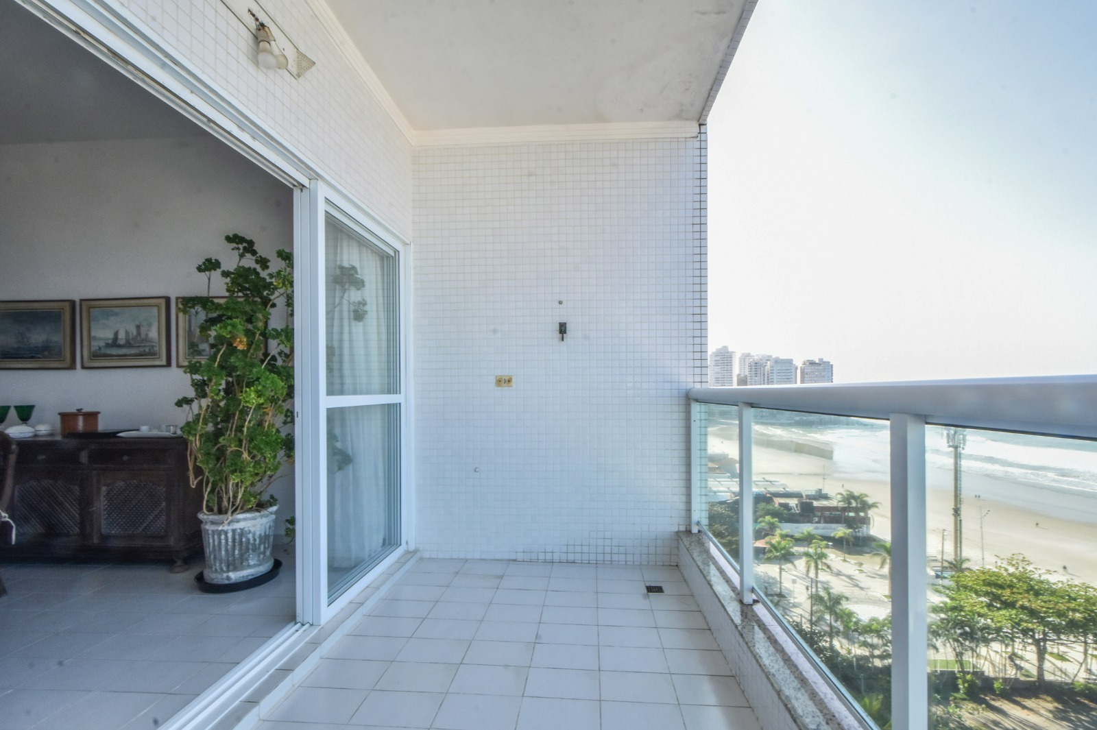 Apartamento de 120m² com 3 Dormitórios Localizado na Praia de Pitangueiras, Guarujá SP