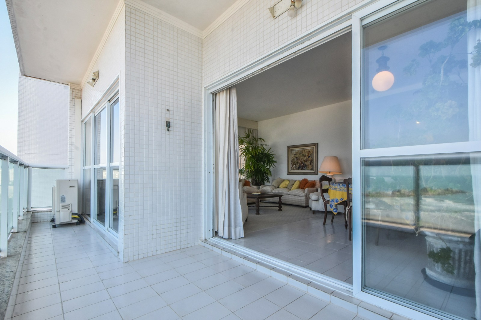 Apartamento de 120m² com 3 Dormitórios Localizado na Praia de Pitangueiras, Guarujá SP