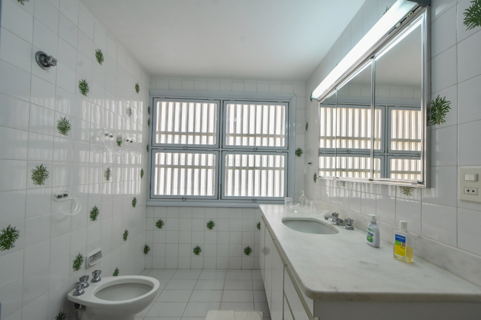 Apartamento de 120m² com 3 Dormitórios Localizado na Praia de Pitangueiras, Guarujá SP