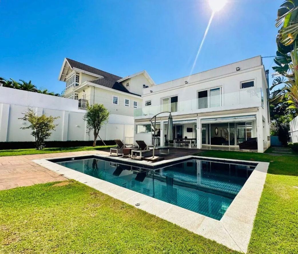 Casa sobrado com piscina localizada no alphaville residencia