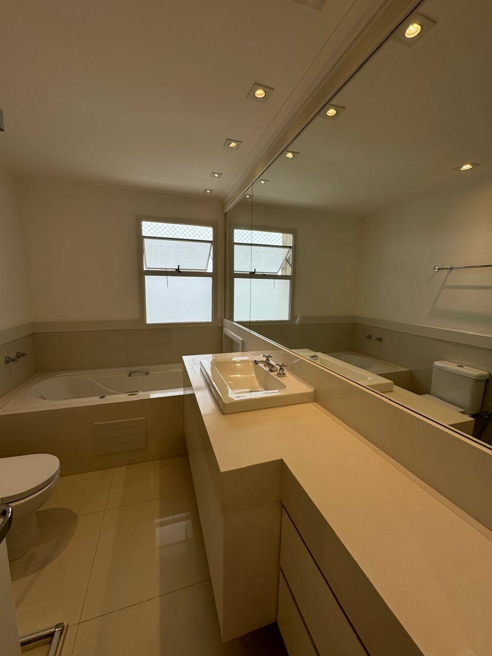 Apartamento Mobiliado no Centro de Alphaville - 3 Suítes e Sacada Gourmet
