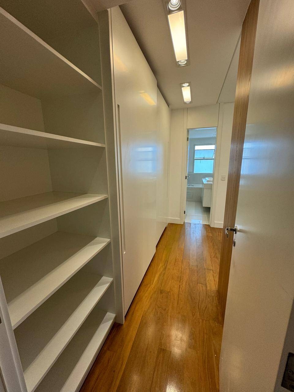 Apartamento Mobiliado no Centro de Alphaville - 3 Suítes e Sacada Gourmet