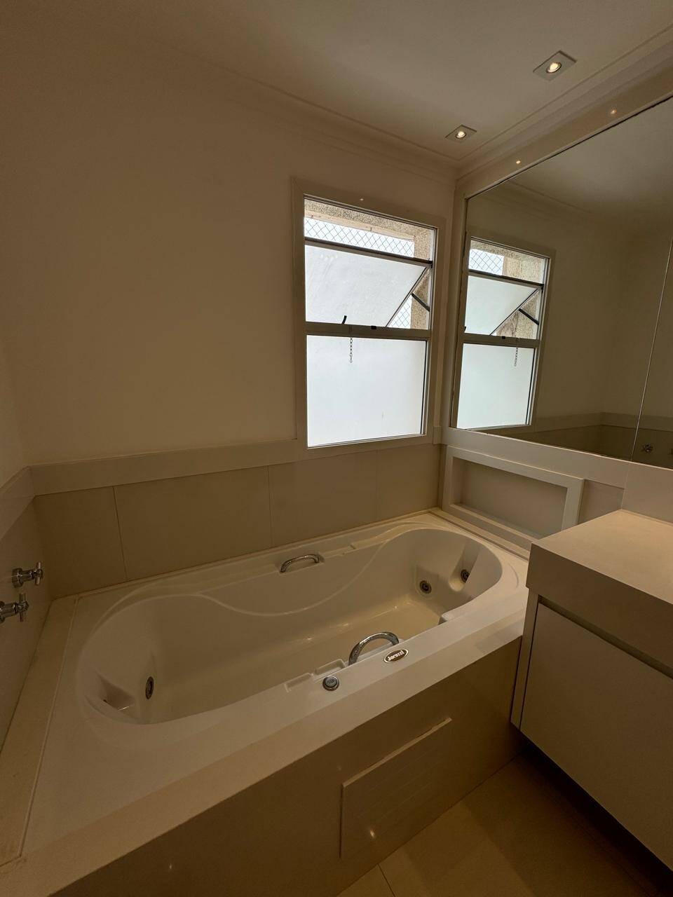Apartamento Mobiliado no Centro de Alphaville - 3 Suítes e Sacada Gourmet