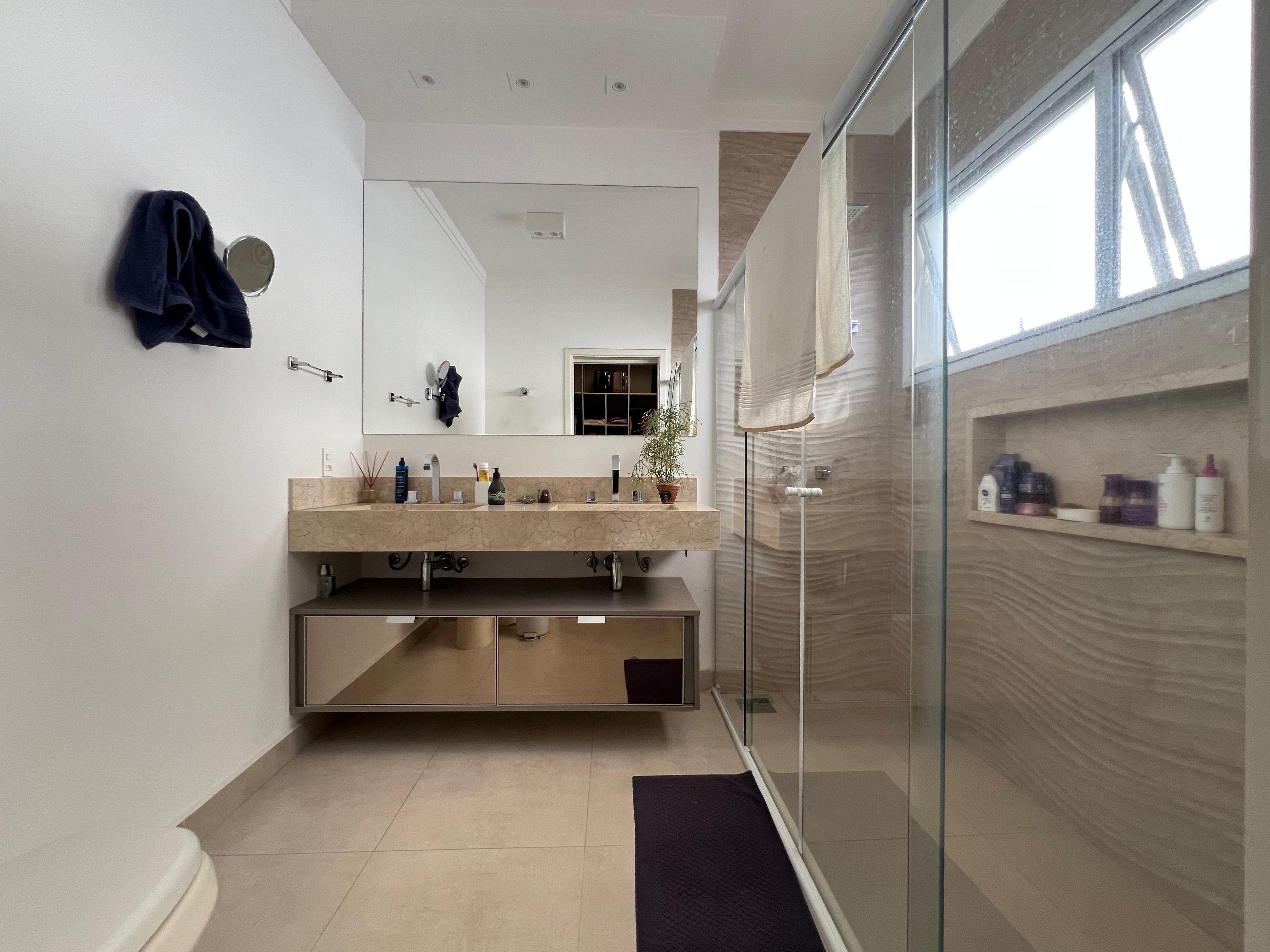 Luxuosa Casa com 3 Suítes, Piscina e Placas Fotovoltaicas no Condomínio Completo Ibiti Reserva