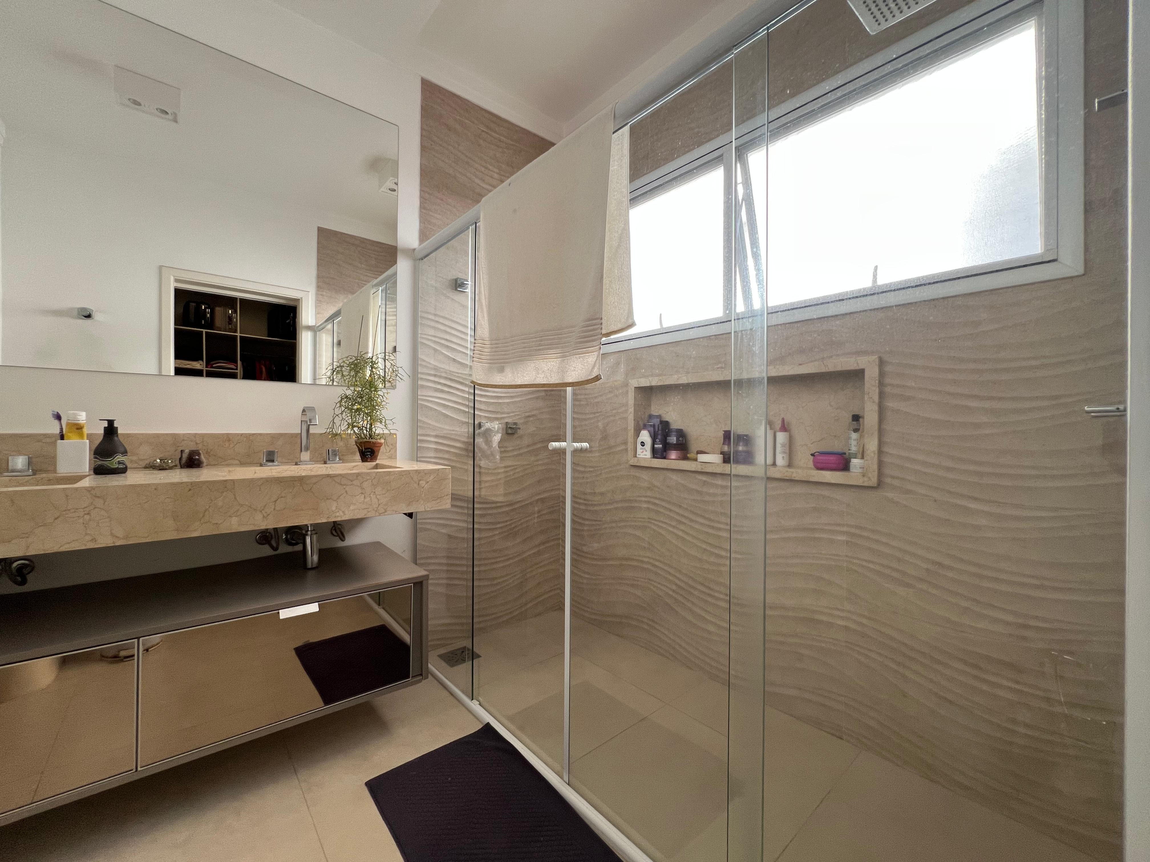 Luxuosa Casa com 3 Suítes, Piscina e Placas Fotovoltaicas no Condomínio Completo Ibiti Reserva