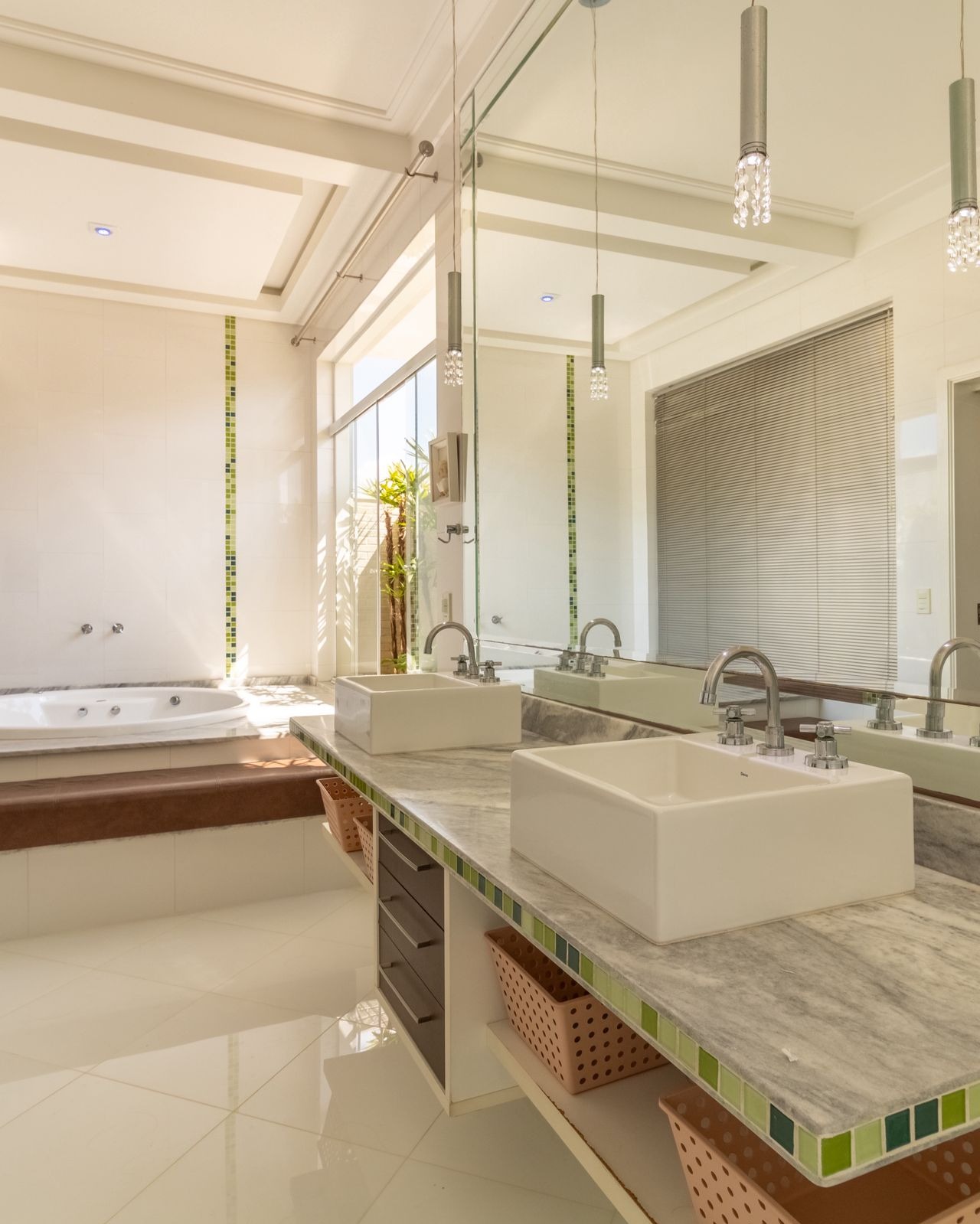 Sobrado com 3 suítes, piscina aquecida e suíte master de 60 m² no Sunset Condomínio Residencial