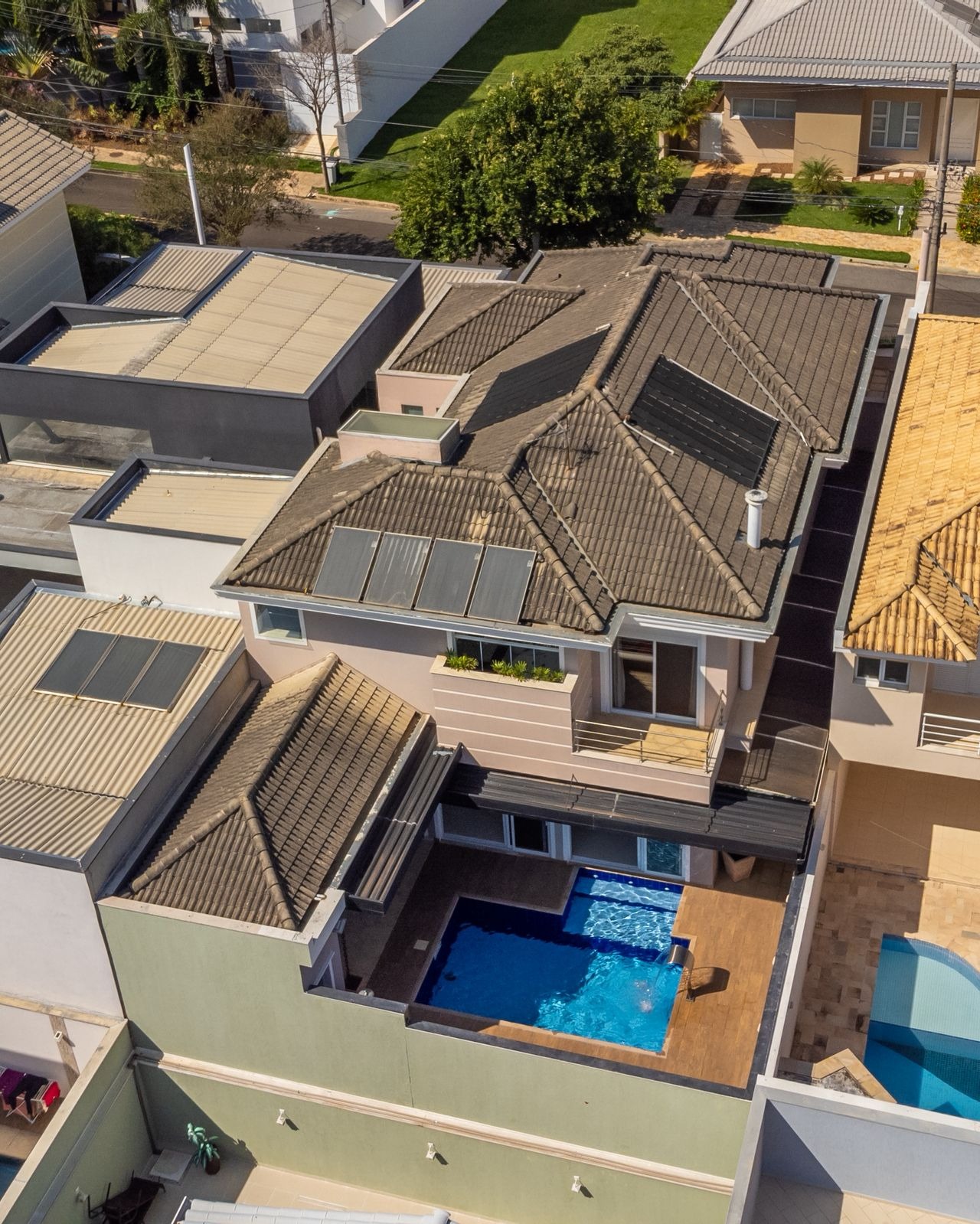 Sobrado com 3 suítes, piscina aquecida e suíte master de 60 m² no Sunset Condomínio Residencial