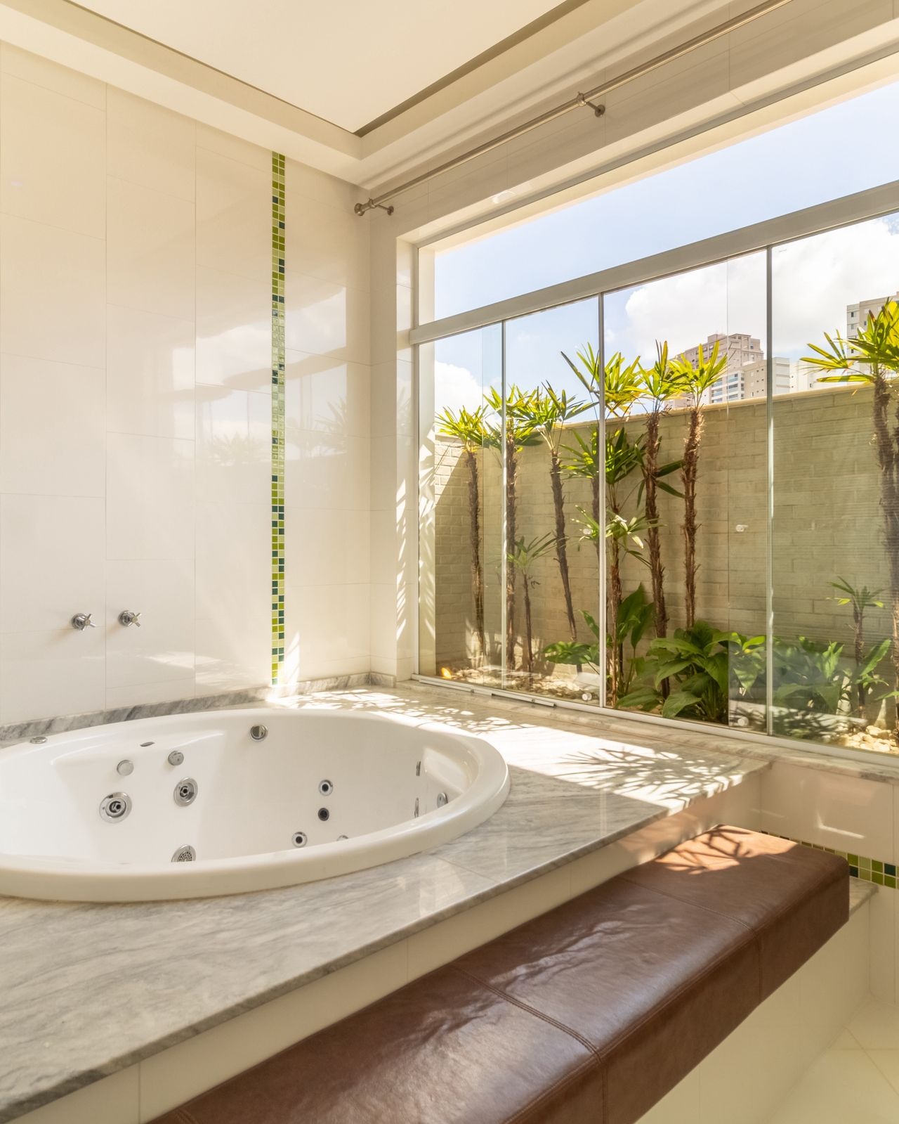 Sobrado com 3 suítes, piscina aquecida e suíte master de 60 m² no Sunset Condomínio Residencial