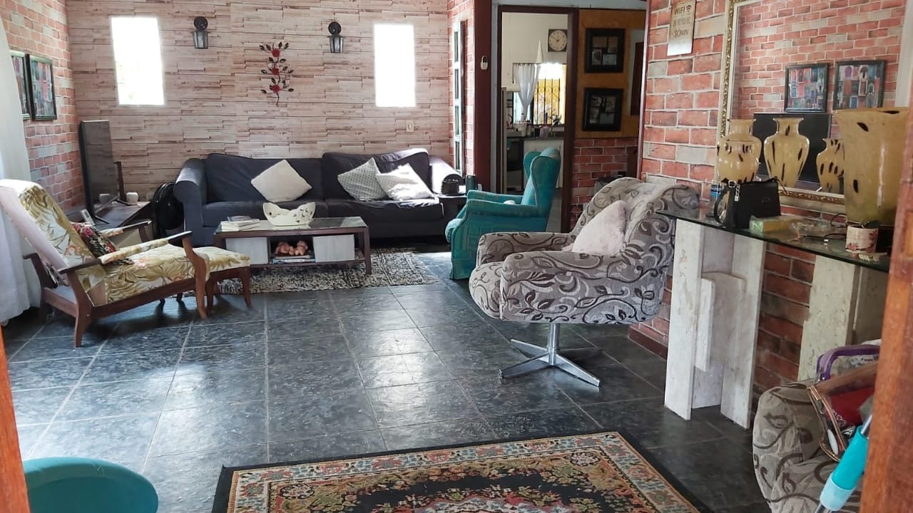 Casa a venda em Guapimirim com 3 quartos sendo 1 suíte com um quintal bem aproveitado.