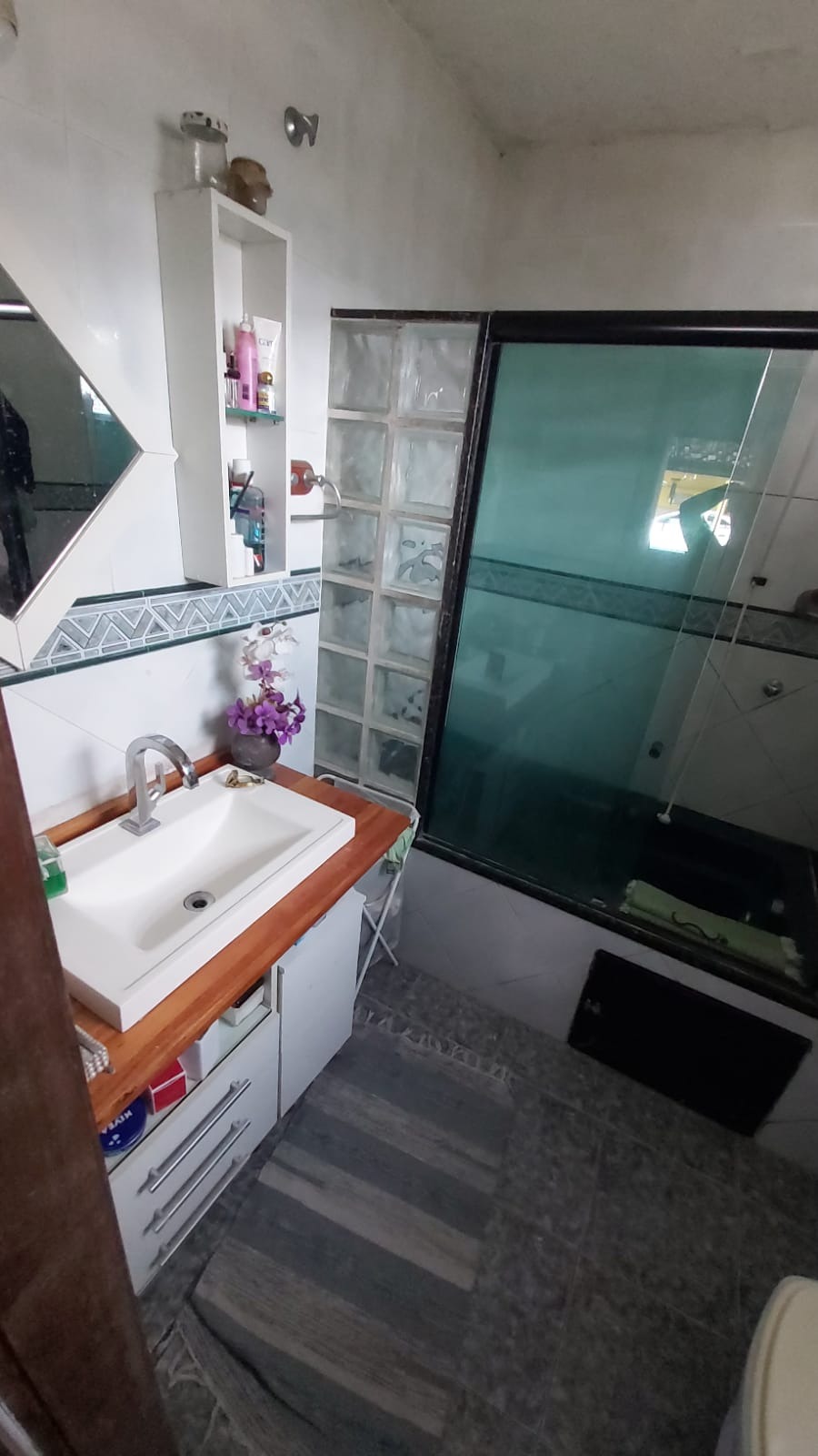 Casa a venda em Guapimirim com 3 quartos sendo 1 suíte com um quintal bem aproveitado.