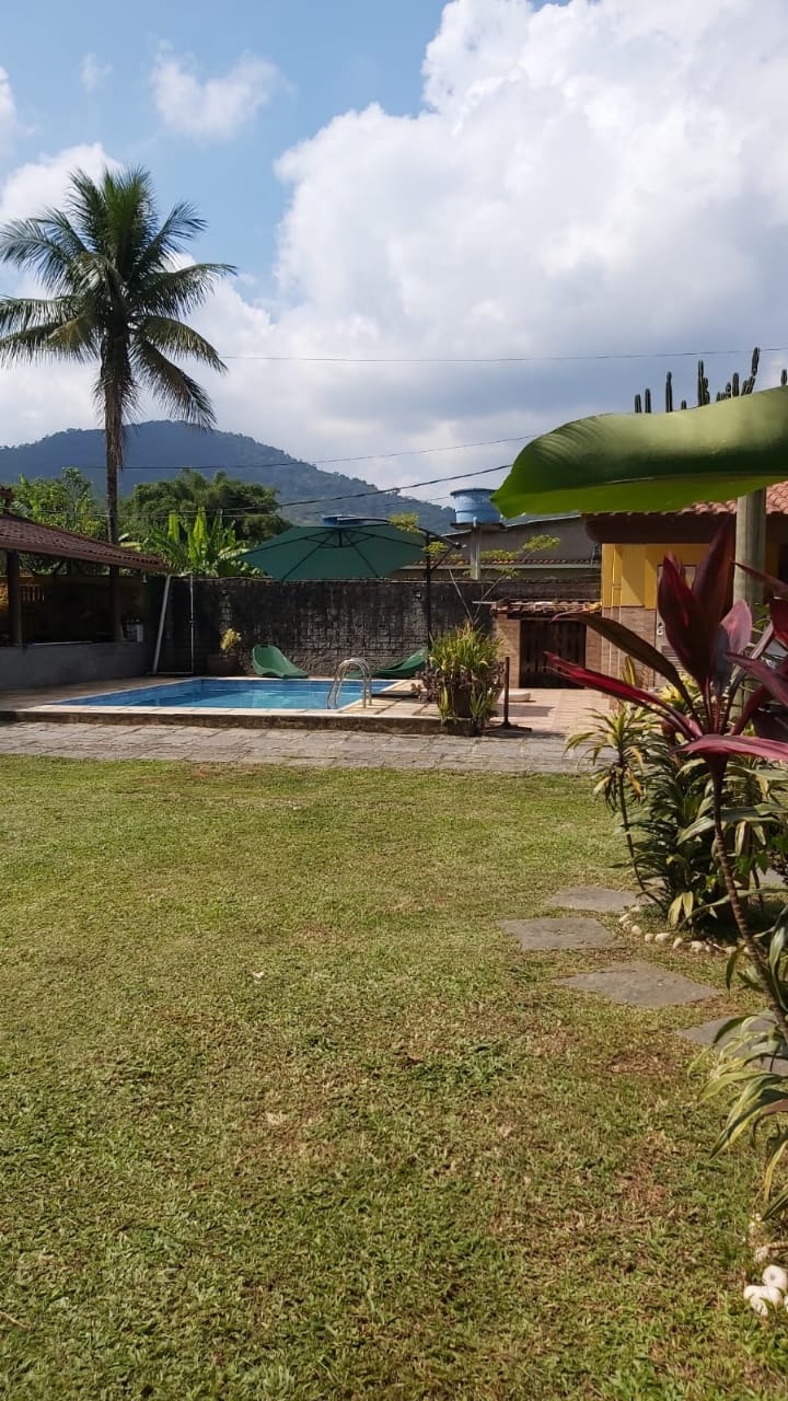 Casa a venda em Guapimirim com 3 quartos sendo 1 suíte com um quintal bem aproveitado.