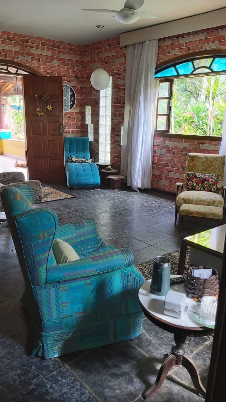 Casa a venda em Guapimirim com 3 quartos sendo 1 suíte com um quintal bem aproveitado.