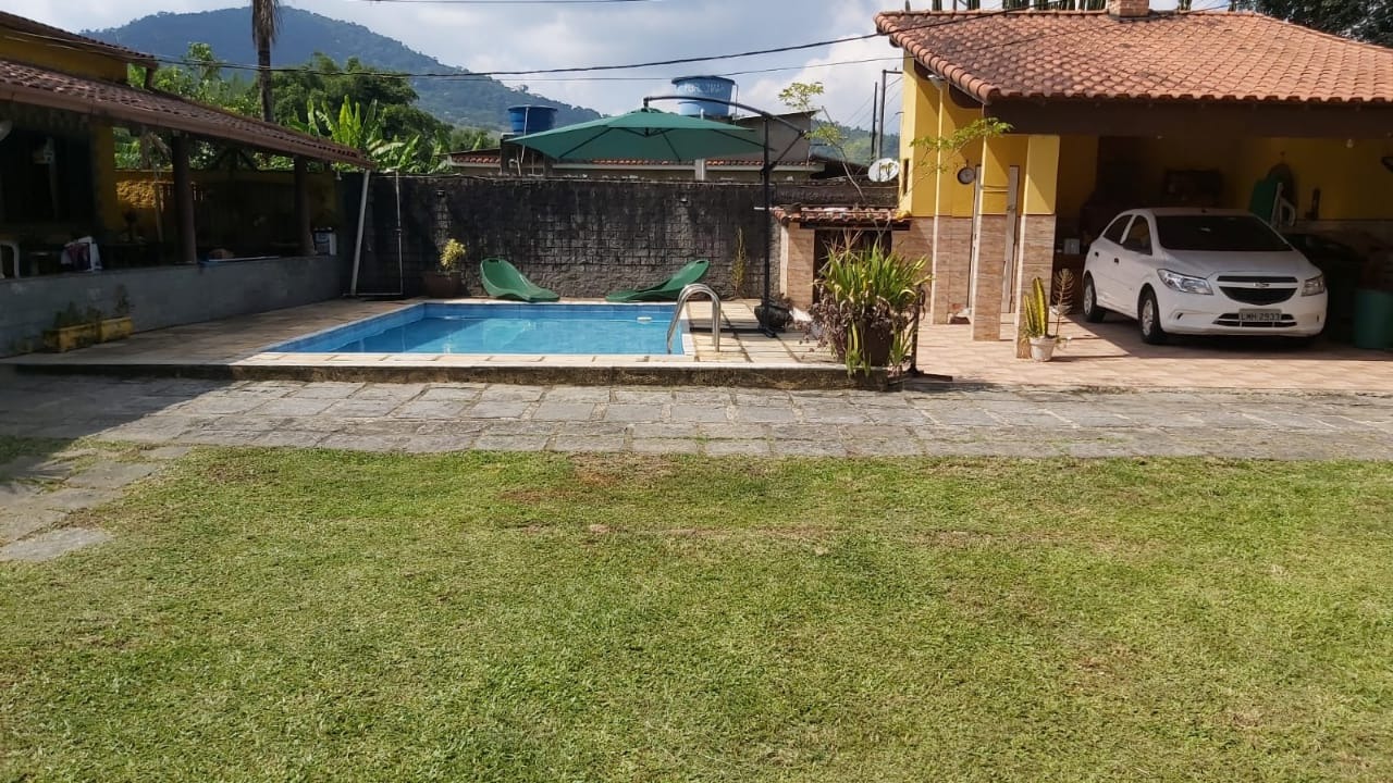 Casa a venda em guapimirim com 3 quartos sendo 1 suíte com u