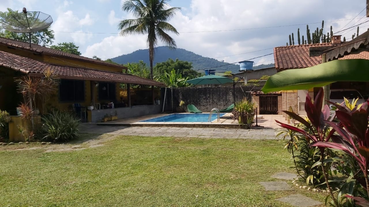 Casa a venda em Guapimirim com 3 quartos sendo 1 suíte com um quintal bem aproveitado.