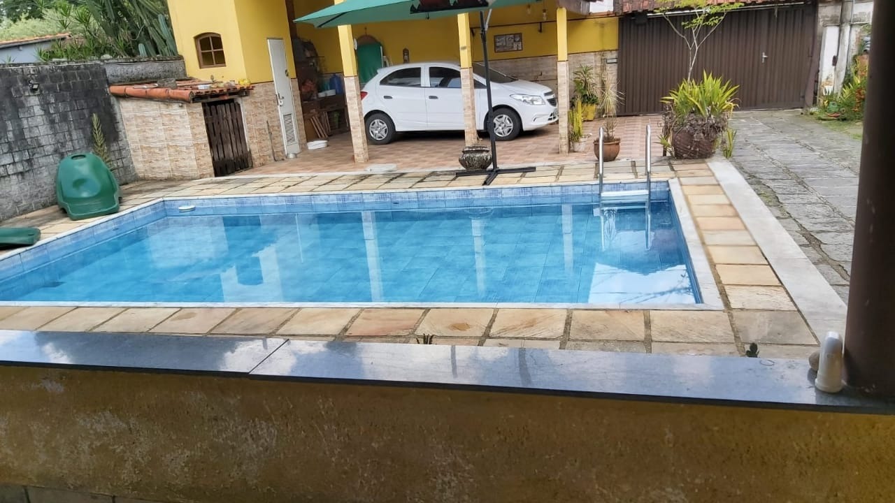 Casa a venda em Guapimirim com 3 quartos sendo 1 suíte com um quintal bem aproveitado.