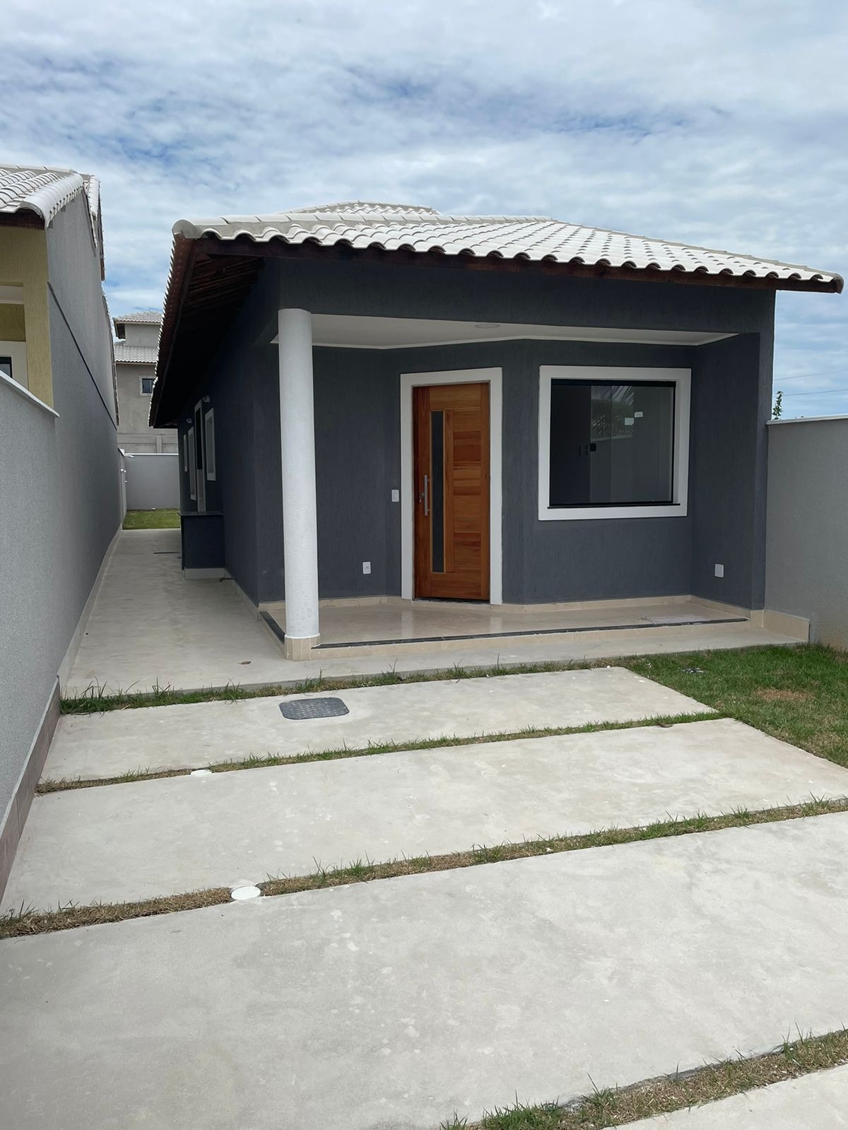 Casa a venda em Itaipuaçu, 2 quartos sendo uma suíte, com área de churrasqueira externa.