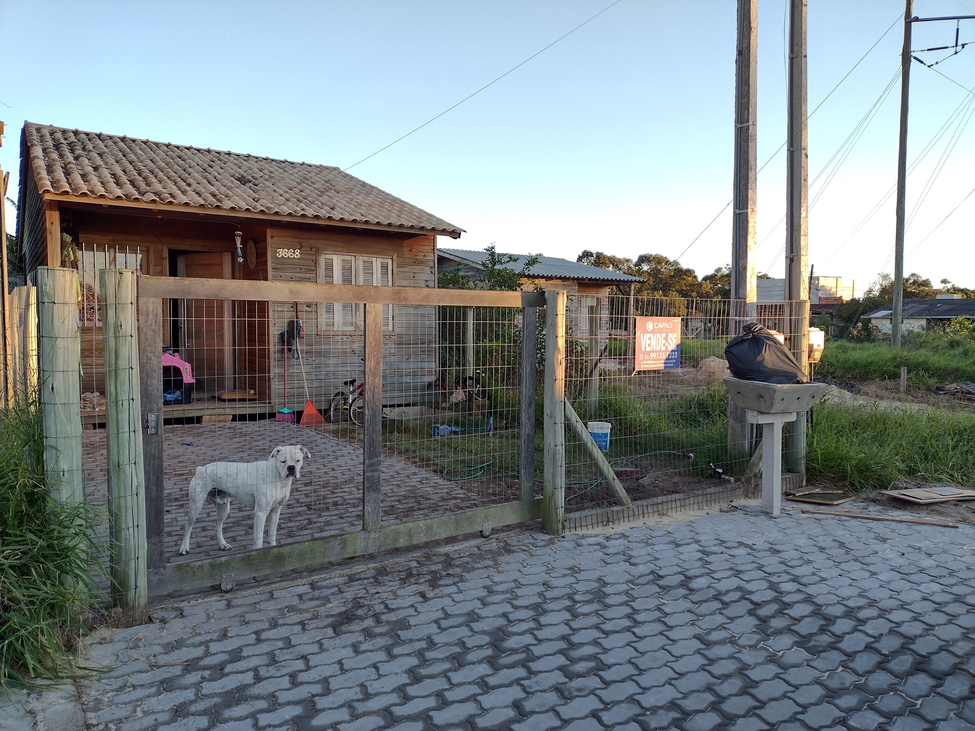 Casa dois dormitorios em madeira de lei.