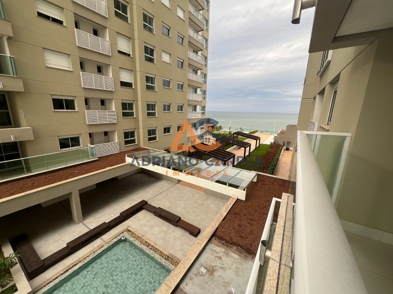 Apartamento com 2 dormitórios, sendo 1 suíte, no Summer Home Club em Balneário Piçarras, Adriano Carpes Imóveis vende