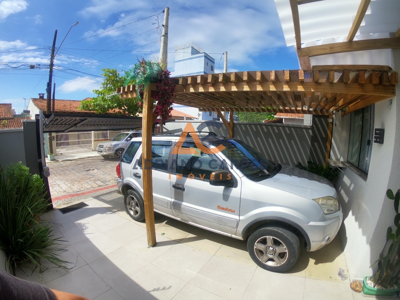 Geminado diferenciado de 1 suíte, cozinha planejada e vaga d