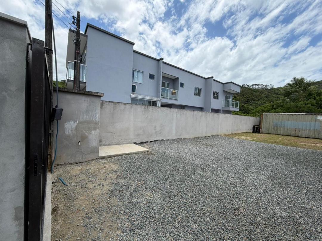 Terreno em Penha-SC de 300m² com sala comercial e Kitnet construída no bairro de Gravatá, projeto para 20 Lofts a venda por Adriano Carpes Imóveis