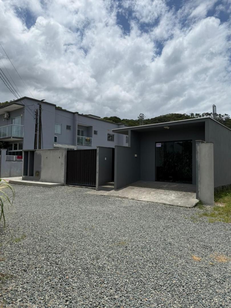 Terreno em Penha-SC de 300m² com sala comercial e Kitnet construída no bairro de Gravatá, projeto para 20 Lofts a venda por Adriano Carpes Imóveis