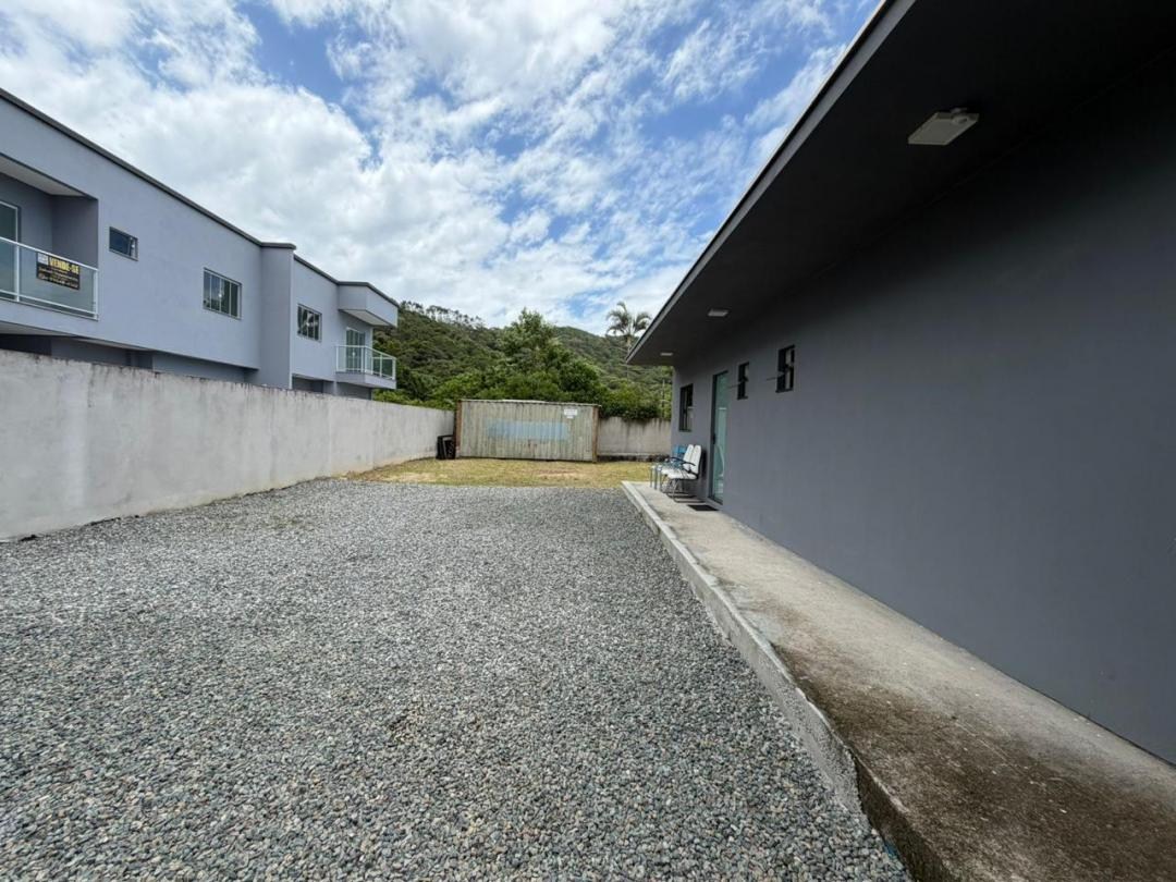 Terreno em Penha-SC de 300m² com sala comercial e Kitnet construída no bairro de Gravatá, projeto para 20 Lofts a venda por Adriano Carpes Imóveis