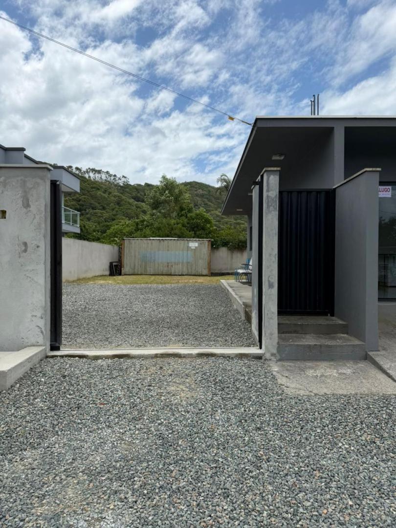Terreno em Penha-SC de 300m² com sala comercial e Kitnet construída no bairro de Gravatá, projeto para 20 Lofts a venda por Adriano Carpes Imóveis