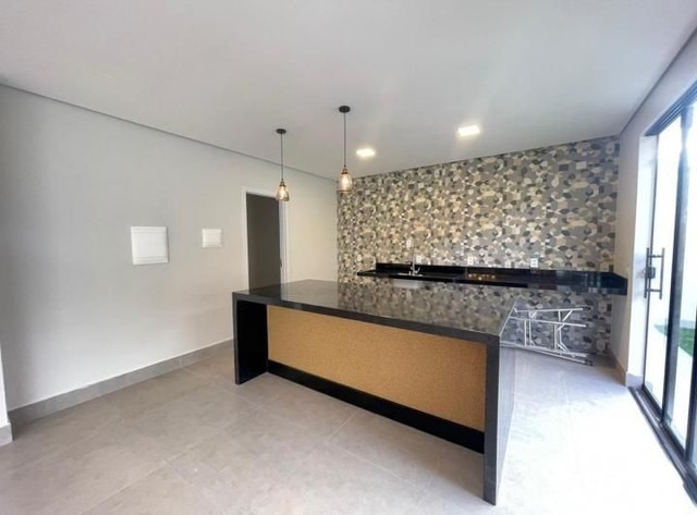 SHA Quadra 4 Arniqueiras Casa 3 Suítes 2 Vagas Útil 270 m² Terreno 235 m²