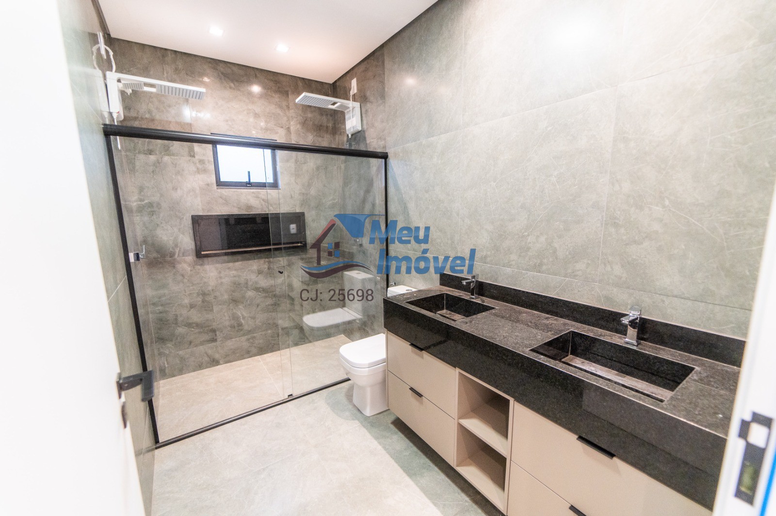 Arniqueiras Casa Alto Padrão 4 Quartos suíte 400m² 4 vaga Armários planejados