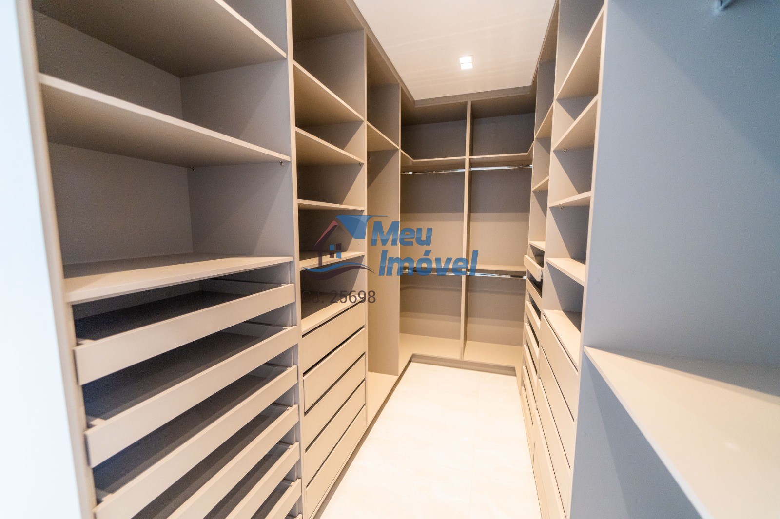 Arniqueiras Casa Alto Padrão 4 Quartos suíte 400m² 4 vaga Armários planejados