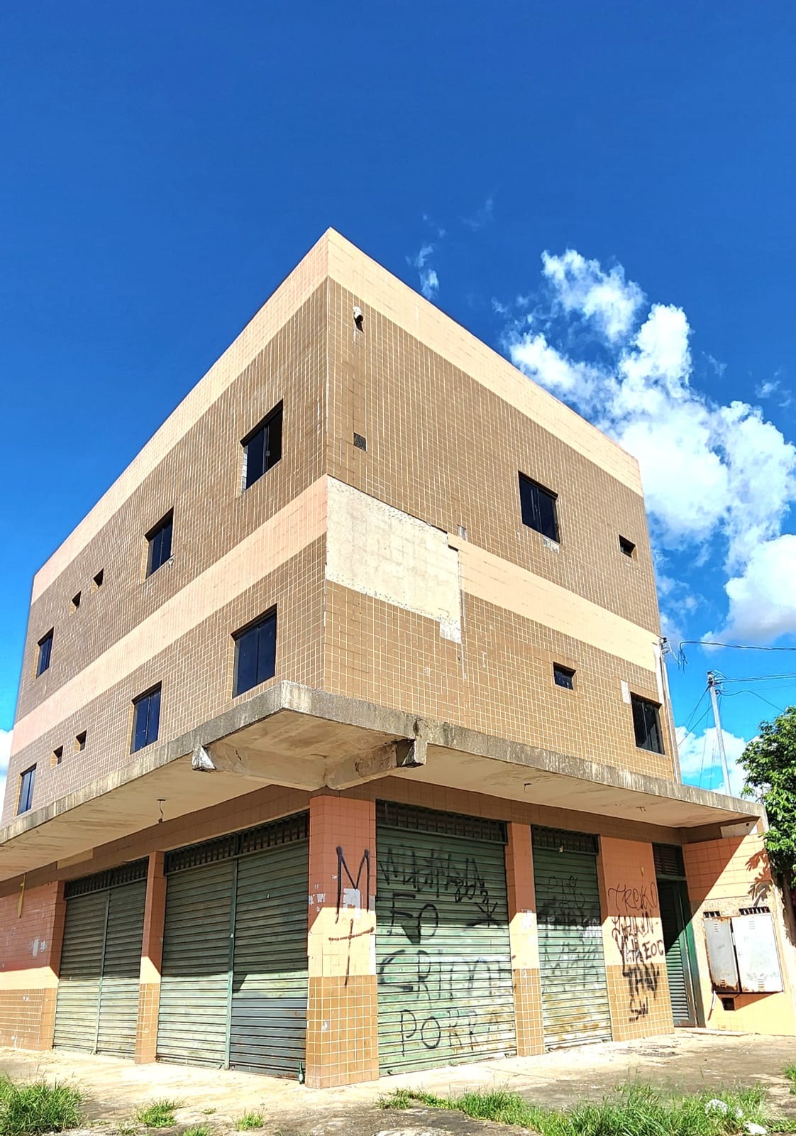 QD 803 Recanto das Emas Prédio 6 Quartos 112,50m² Térreo Locação