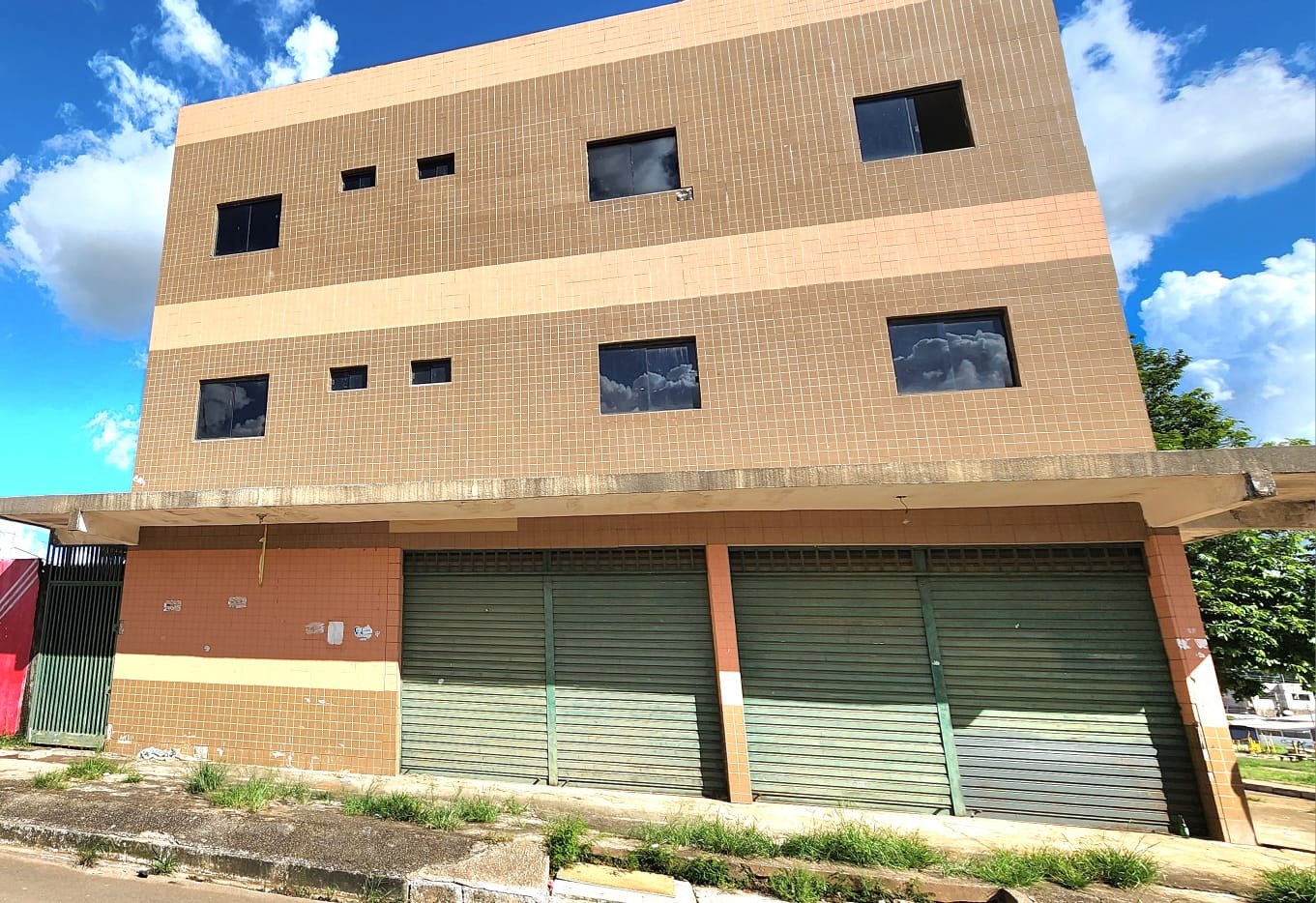 QD 803 Recanto das Emas Prédio 6 Quartos 112,50m² Térreo Locação