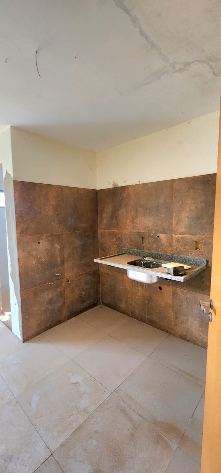 QD 803 Recanto das Emas Prédio 6 Quartos 112,50m² Térreo Locação