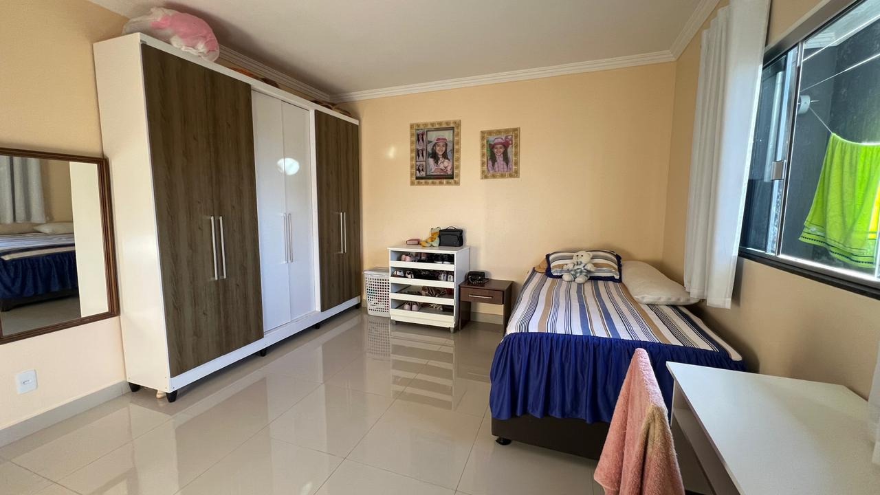 Qr 213 samambaia norte sobrado 4 quartos 1 suíte 2 vagas 378