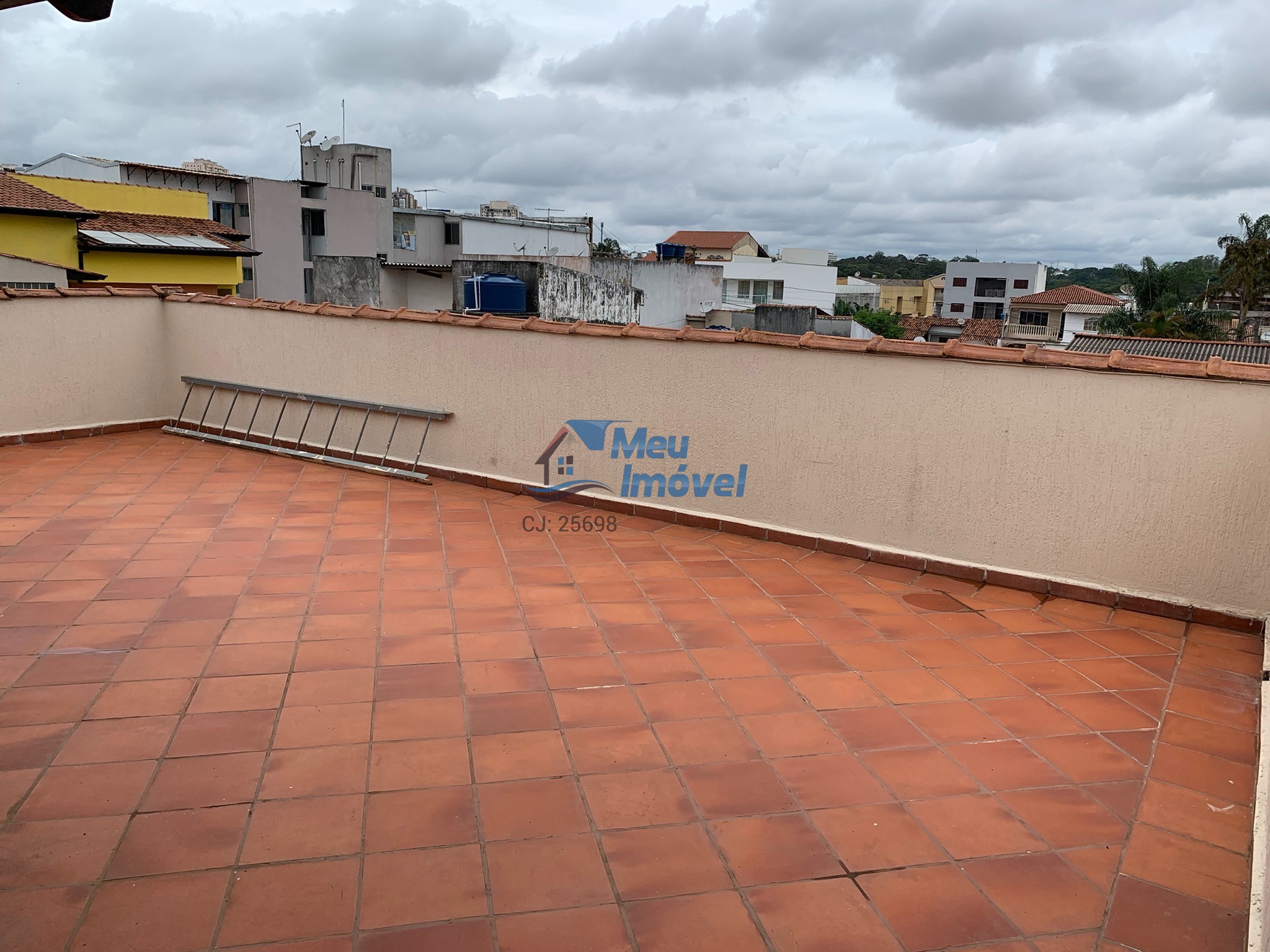 QSC 07 Taguatinga Sul Sobrado 5 Suítes Reformado Armários 400m² 2 Vagas