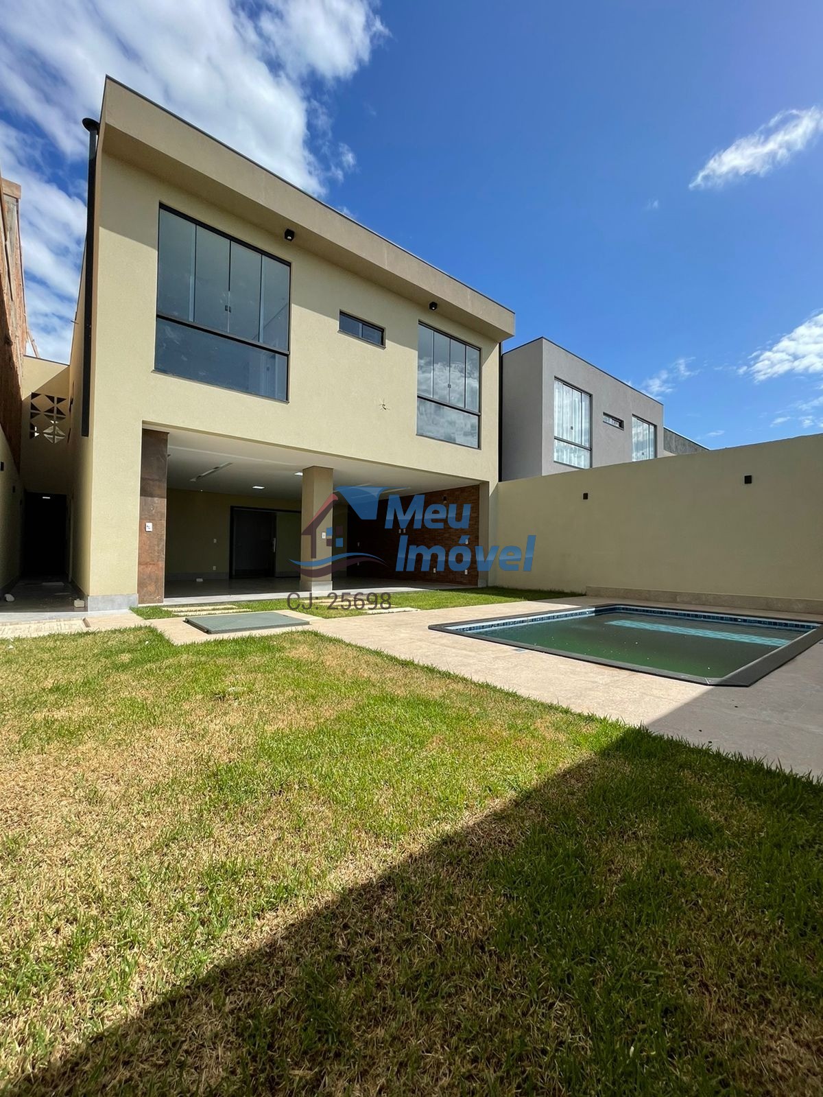 SHA Conjunto 4 Arniqueiras Casa Sobrado 4 Quartos 4 suítes Alto Padrão 2 Vagas