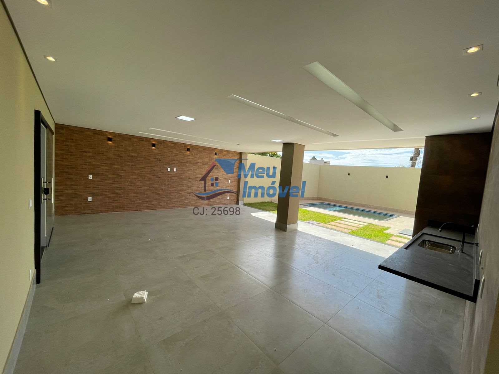 SHA Conjunto 4 Arniqueiras Casa Sobrado 4 Quartos 4 suítes Alto Padrão 2 Vagas