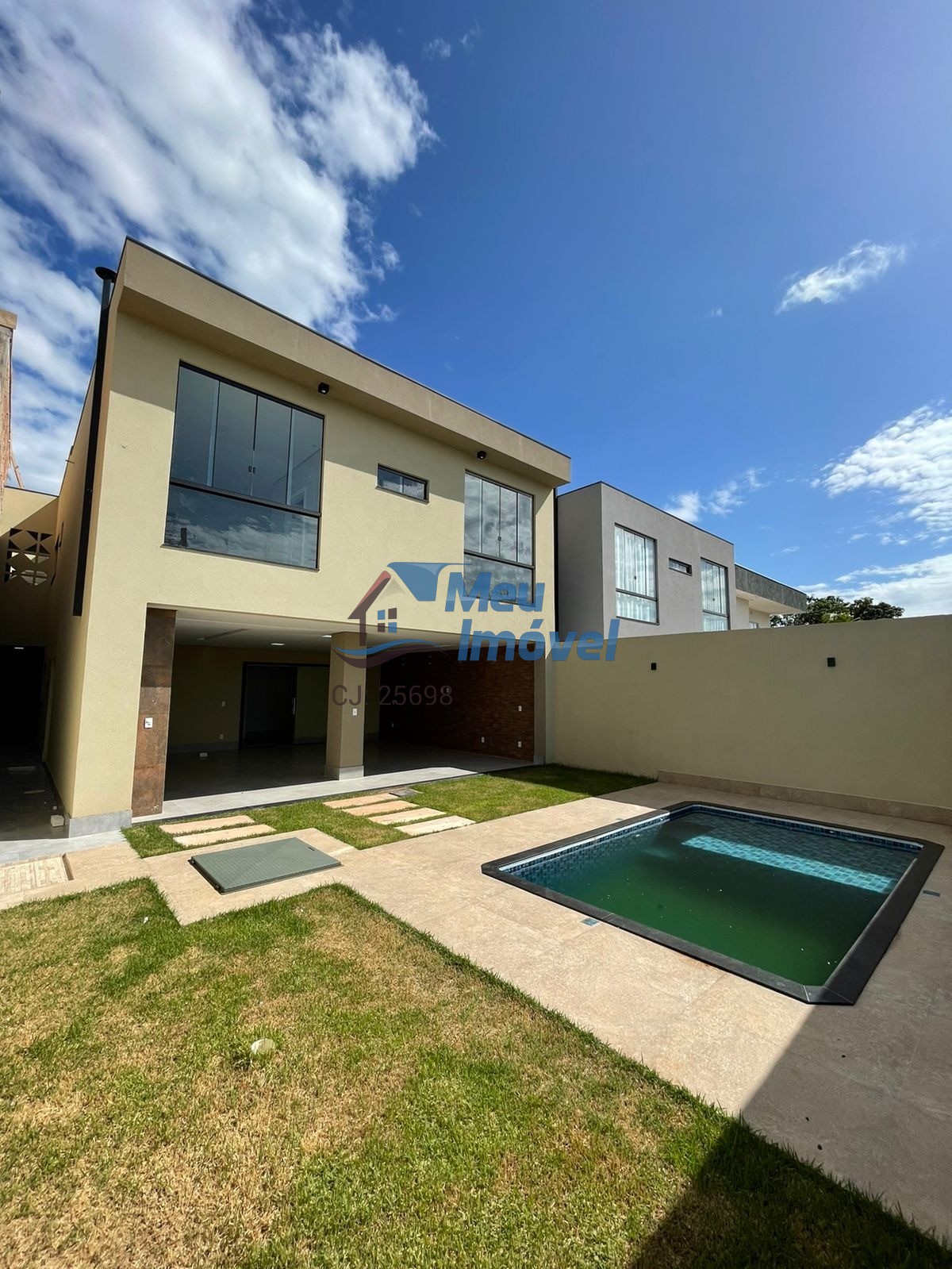 SHA Conjunto 4 Arniqueiras Casa Sobrado 4 Quartos 4 suítes Alto Padrão 2 Vagas