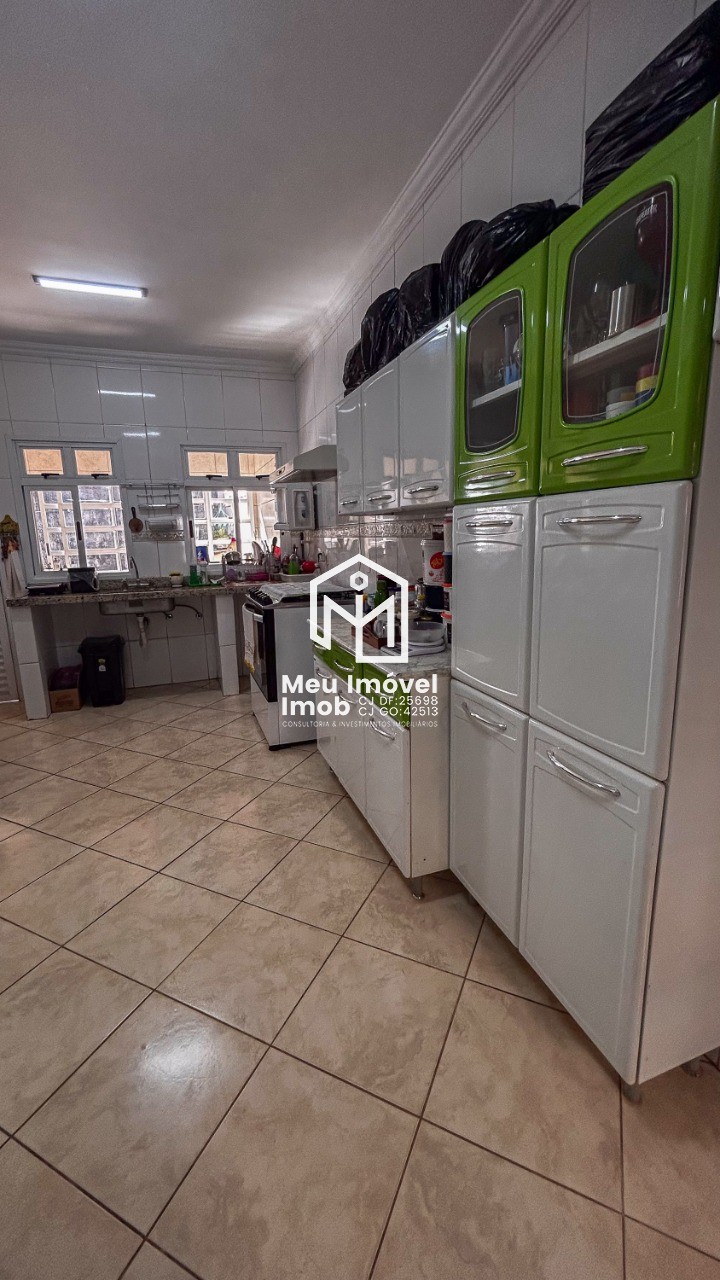 Imperdível casa de 4 quartos com 3 suítes em Taguatinga Sul - QSD 39 próximo ao metrô! 268m², 2 salas, 5 banheiros e 2 vagas.