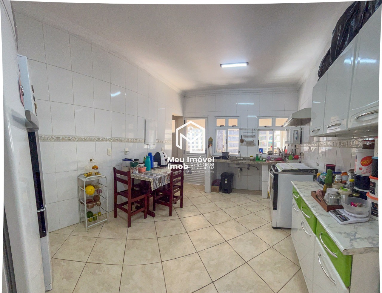 Imperdível casa de 4 quartos com 3 suítes em Taguatinga Sul - QSD 39 próximo ao metrô! 268m², 2 salas, 5 banheiros e 2 vagas.