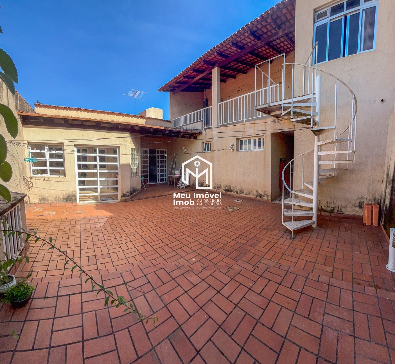 Imperdível casa de 4 quartos com 3 suítes em Taguatinga Sul - QSD 39 próximo ao metrô! 268m², 2 salas, 5 banheiros e 2 vagas.
