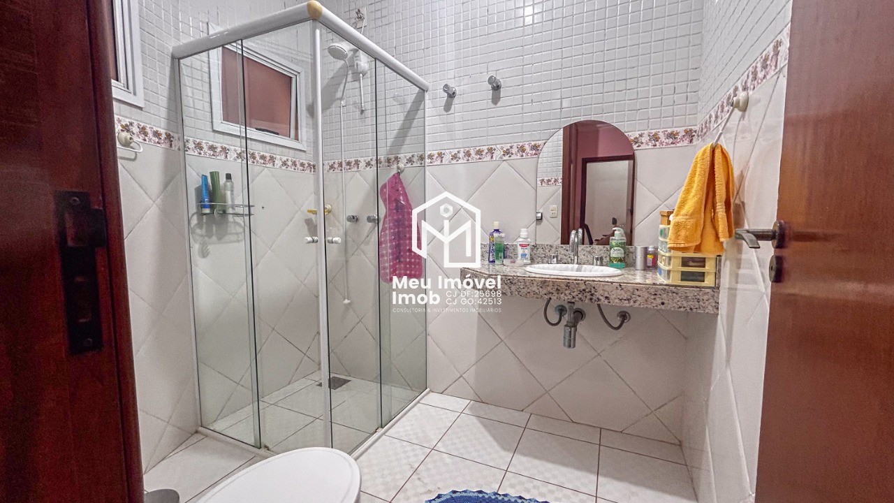Imperdível casa de 4 quartos com 3 suítes em Taguatinga Sul - QSD 39 próximo ao metrô! 268m², 2 salas, 5 banheiros e 2 vagas.