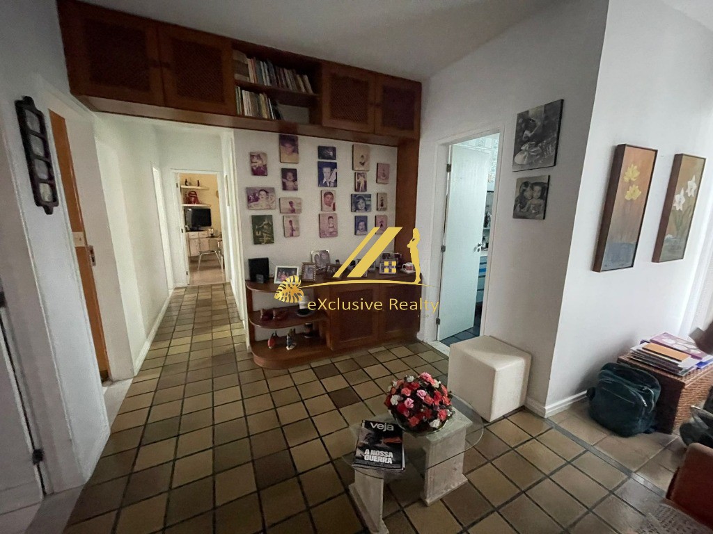 Edf. Lisboa, apartamento 183m2, 4 quartos, varanda, lavabo e dependência completa! Ventilado. 3 vagas de garagem. Prédio recém reformado!