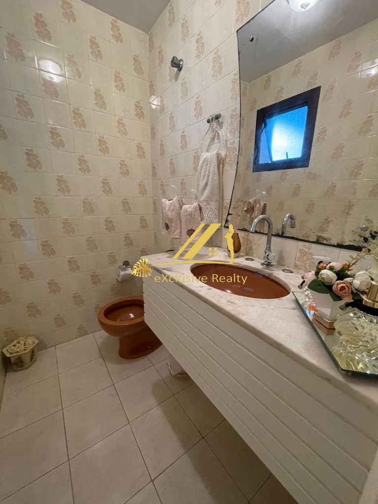 Edf. Lisboa, apartamento 183m2, 4 quartos, varanda, lavabo e dependência completa! Ventilado. 3 vagas de garagem. Prédio recém reformado!