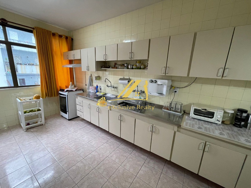 Edf. Lisboa, apartamento 183m2, 4 quartos, varanda, lavabo e dependência completa! Ventilado. 3 vagas de garagem. Prédio recém reformado!