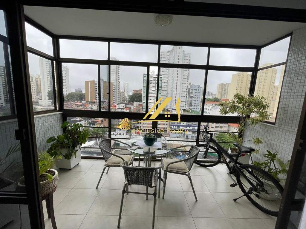 Edf. Lisboa, apartamento 183m2, 4 quartos, varanda, lavabo e dependência completa! Ventilado. 3 vagas de garagem. Prédio recém reformado!