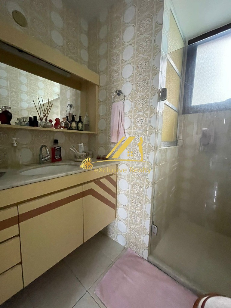 Edf. Lisboa, apartamento 183m2, 4 quartos, varanda, lavabo e dependência completa! Ventilado. 3 vagas de garagem. Prédio recém reformado!