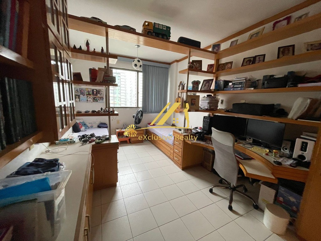 Edf. Lisboa, apartamento 183m2, 4 quartos, varanda, lavabo e dependência completa! Ventilado. 3 vagas de garagem. Prédio recém reformado!