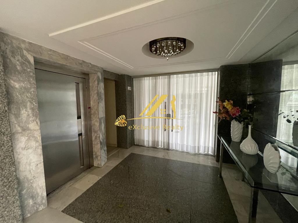 Edf. Lisboa, apartamento 183m2, 4 quartos, varanda, lavabo e dependência completa! Ventilado. 3 vagas de garagem. Prédio recém reformado!