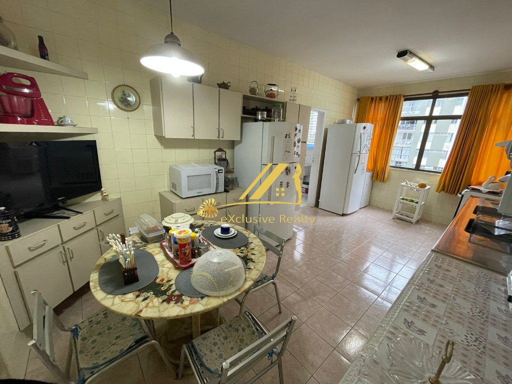 Edf. Lisboa, apartamento 183m2, 4 quartos, varanda, lavabo e dependência completa! Ventilado. 3 vagas de garagem. Prédio recém reformado!
